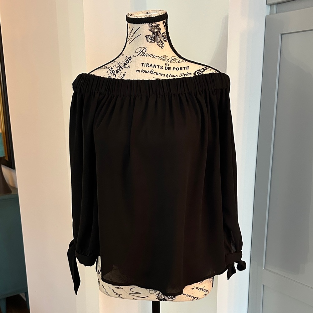 Elegant Black Off-Shoulder Women's Top by Express Size XS